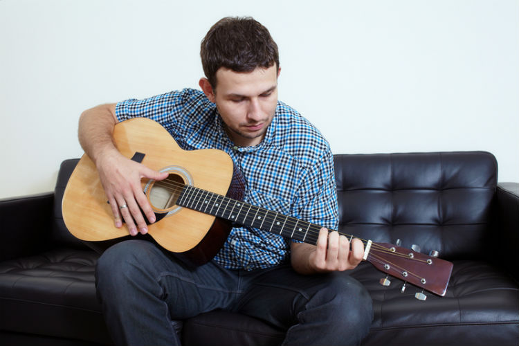 научиться одновременно петь и играть на гитаре