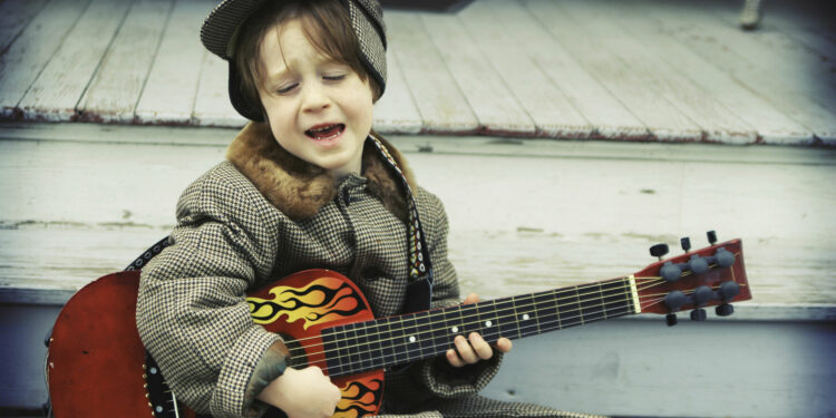научиться одновременно петь и играть на гитаре
