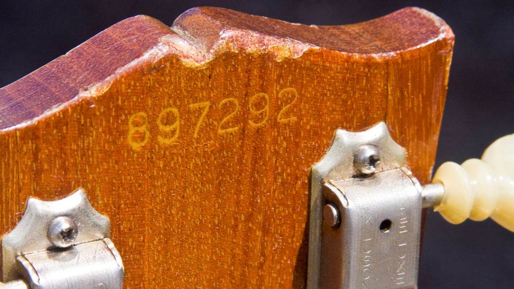 Серийный номер Gibson Les Paul Deluxe. Номер указывает на то, что гитара выпущена в 1967 году.