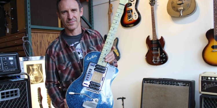 Гитару Курта Кобейна Hagstrom Blue Sparkle Deluxe продадут на eBay