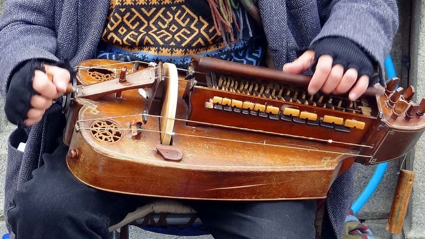 Необычные музыкальные инструменты названия. Харди-Гарди музыкальный инструмент.