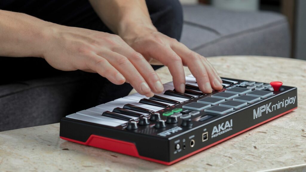 Портативная MIDI-клавиатура Akai MPK Mini Play