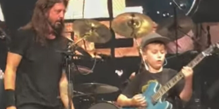 Foo Fighters и десятилетний мальчик сыграли кавер на Metallica
