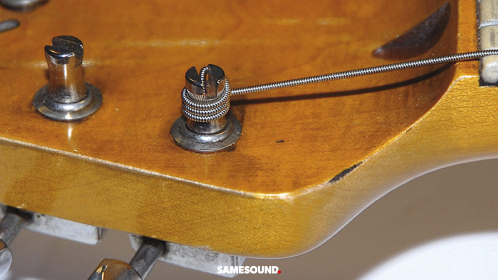 как поменять струны на электрогитаре