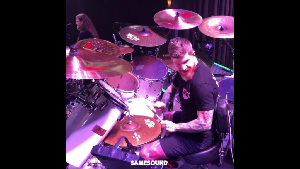 барабанщик Fall Out Boy играет с Behemoth