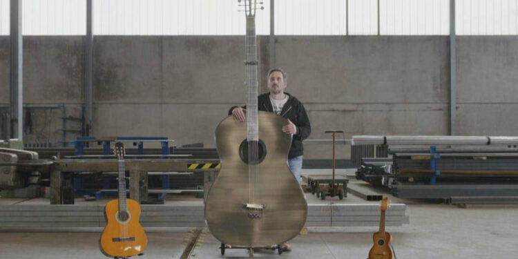 гигантская акустическая гитара 57 кг
