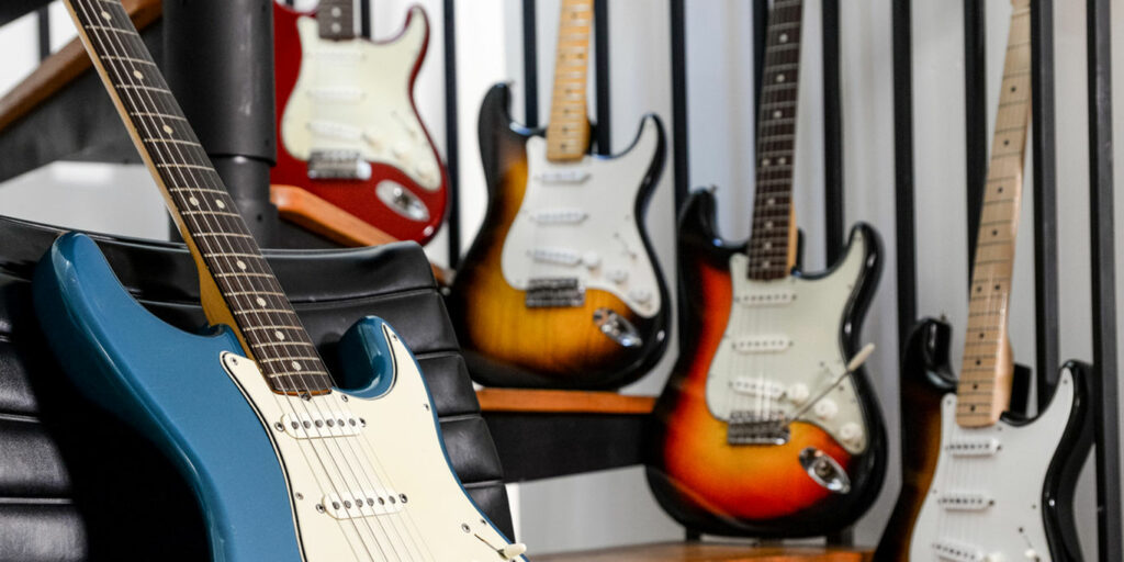 Fender продаст 5 редких винтажных Stratocaster 1954-1965 годов из собственного хранилища