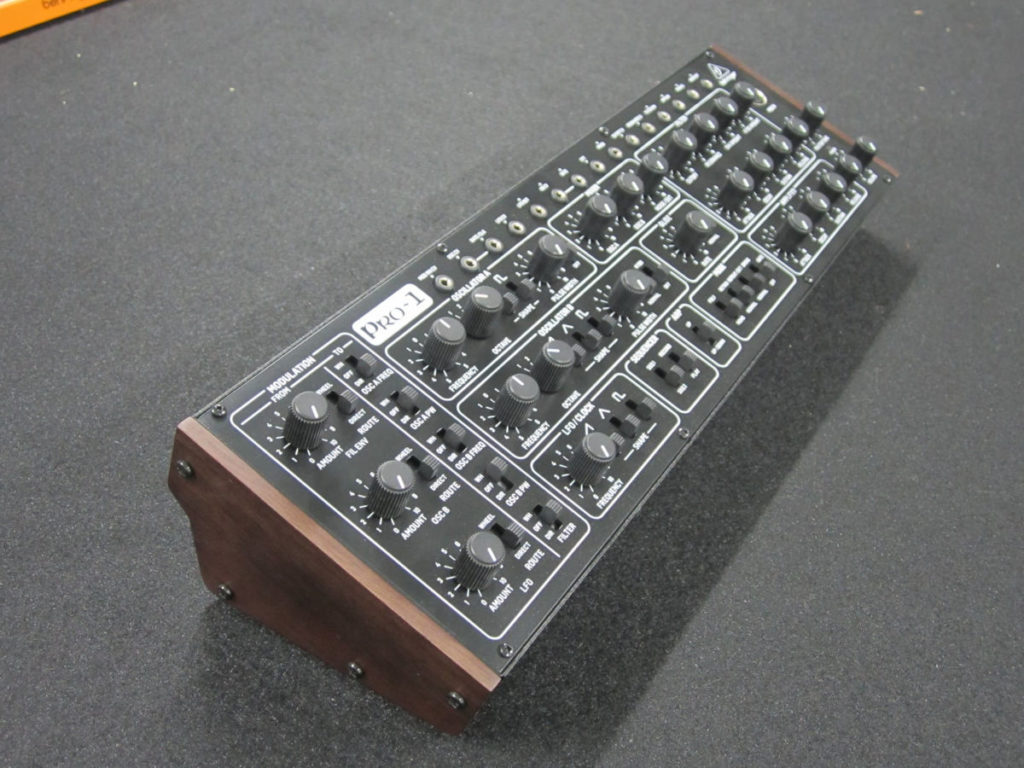 Behringer Pro-1 синтезатор
