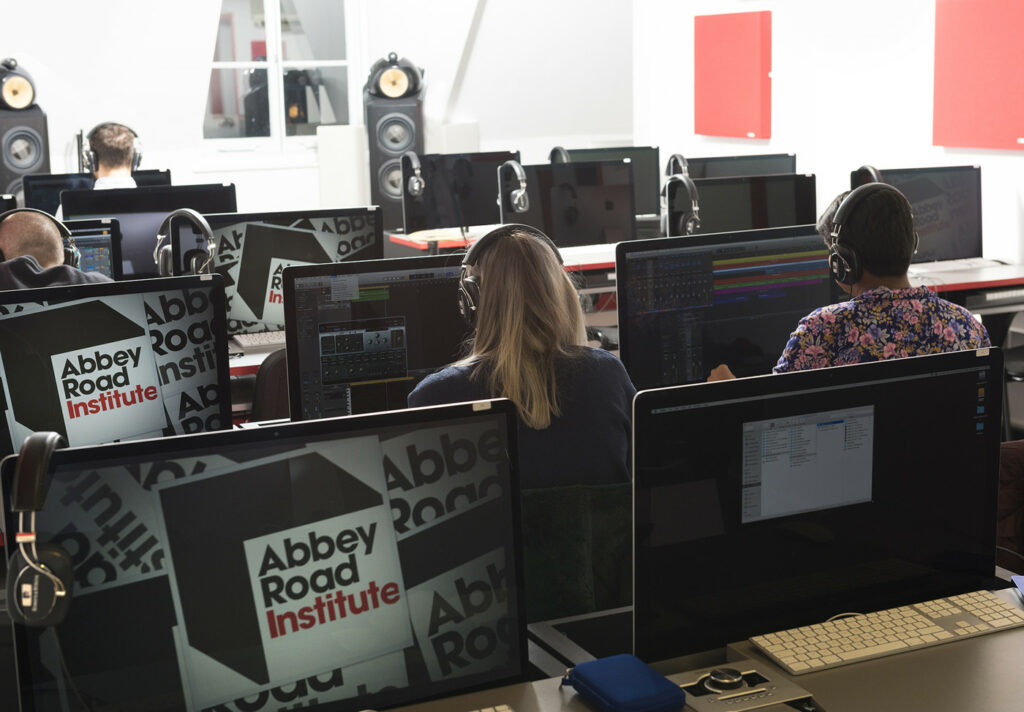 Программа Abbey Road Equalise от Abbey Road Studios планирует увеличить количество девушек-звукорежиссёров в музыкальной индустрии