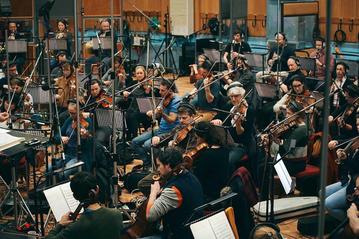 Оркестр при записи звуков Spitfire Audio Abbey Road One Orchestral Foundations