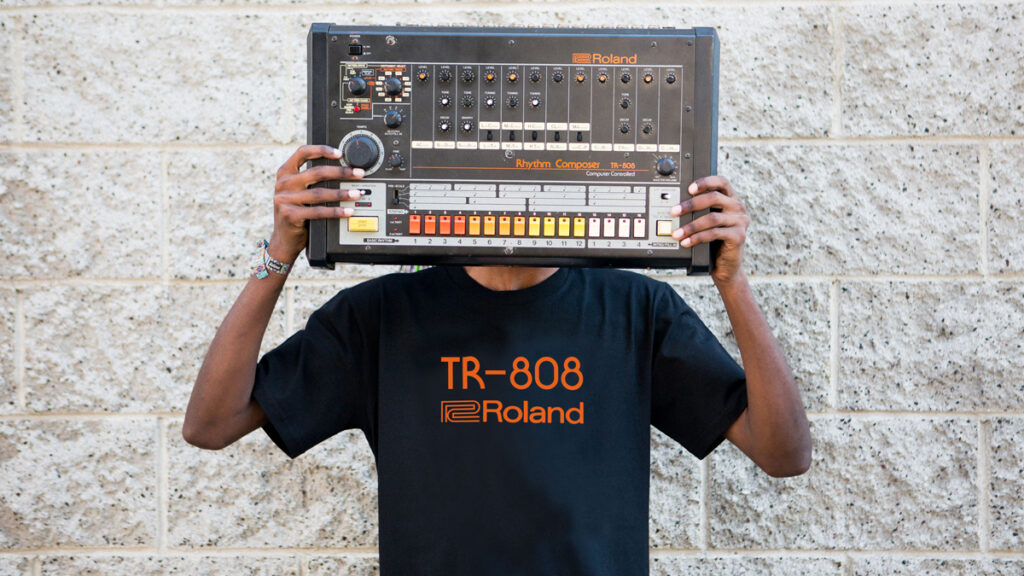 Roland запустила линейку одежды в стиле TR-808