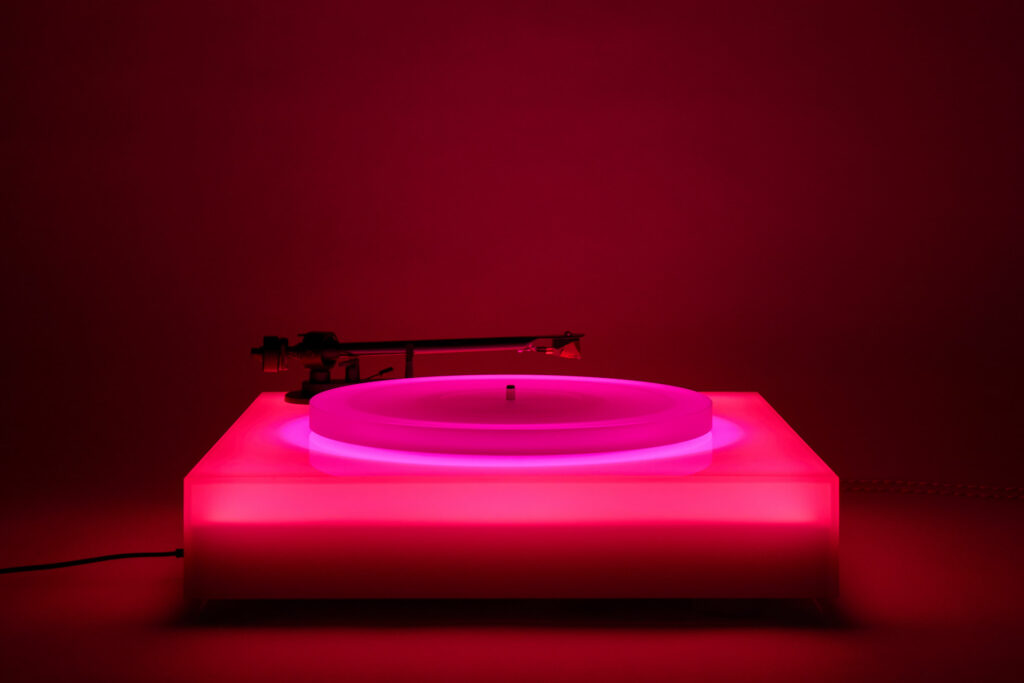 Брайан Ино и галерея Пола Столпера создали виниловый проигрыватель с подсветкой