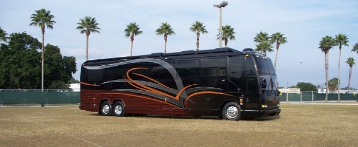Автобус-студия Timbaland MMG Tour Bus