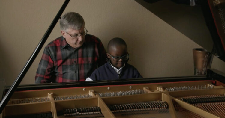Джуд Кофи 11-летний парень получил рояль за $15000 от незнакомца