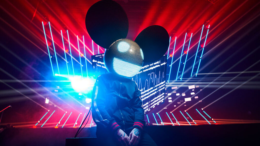 deadmau5 заявил, что «постоянно играет» заранее записанные DJ-сеты, а диджеи на сцене только «крутят ручки фильтров и хлопают в ладоши»