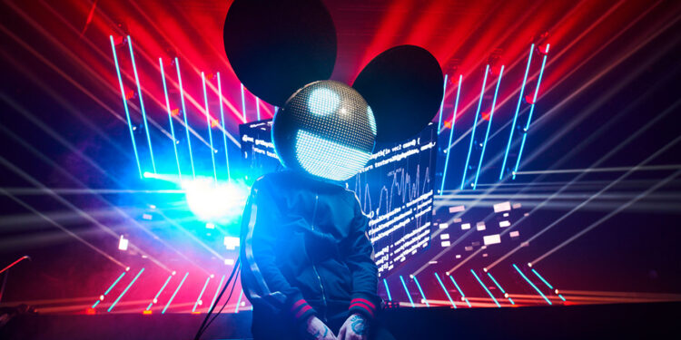 deadmau5 заявил, что «постоянно играет» заранее записанные DJ-сеты, а диджеи на сцене только «крутят ручки фильтров и хлопают в ладоши»