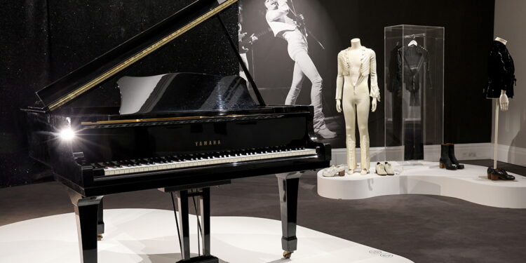 Рояль Фредди Меркьюри Yamaha C2 продан на аукционе за 1,74 млн фунтов