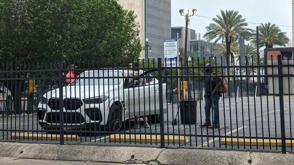 Обворованный автомобиль на парковке в Новом Орлеане США