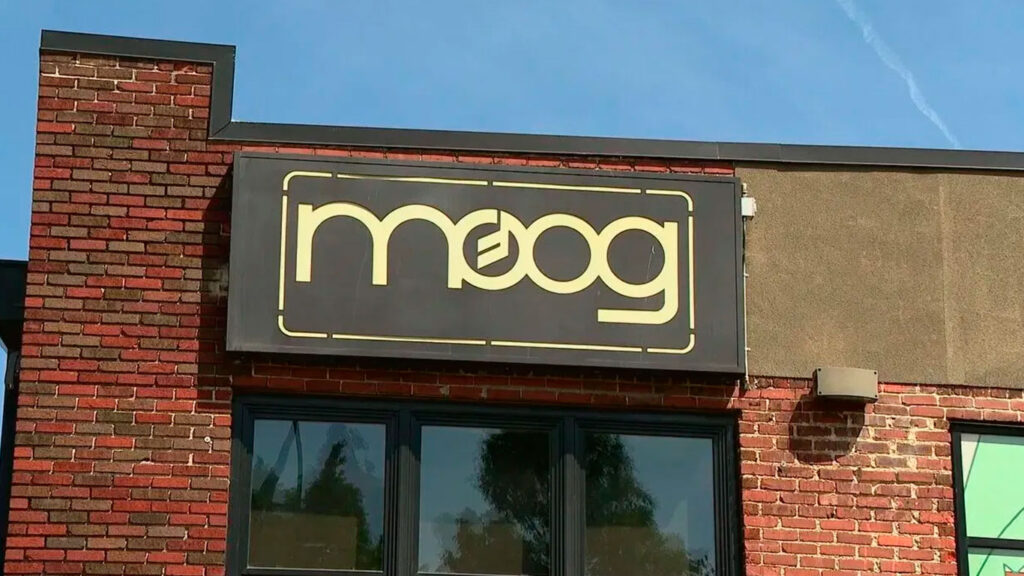 Логотип Moog Music на штаб-квартире компании