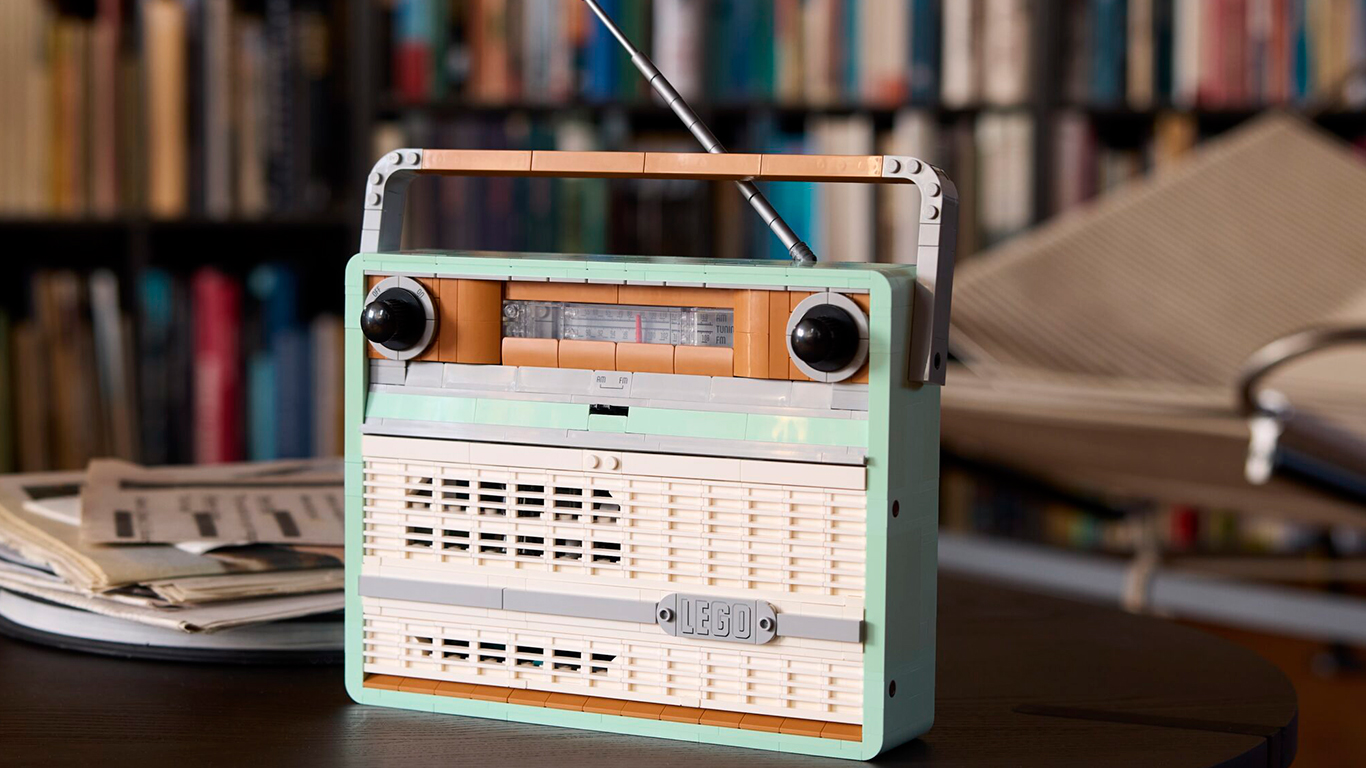 LEGO представила набор Retro Radio в виде радио в стиле 1970-1980-х годов