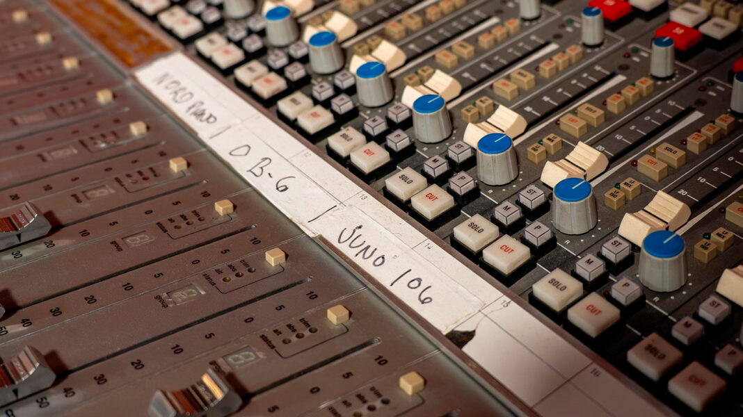 SSL 4000 G+ Dr Dre продана на аукционе за $165000