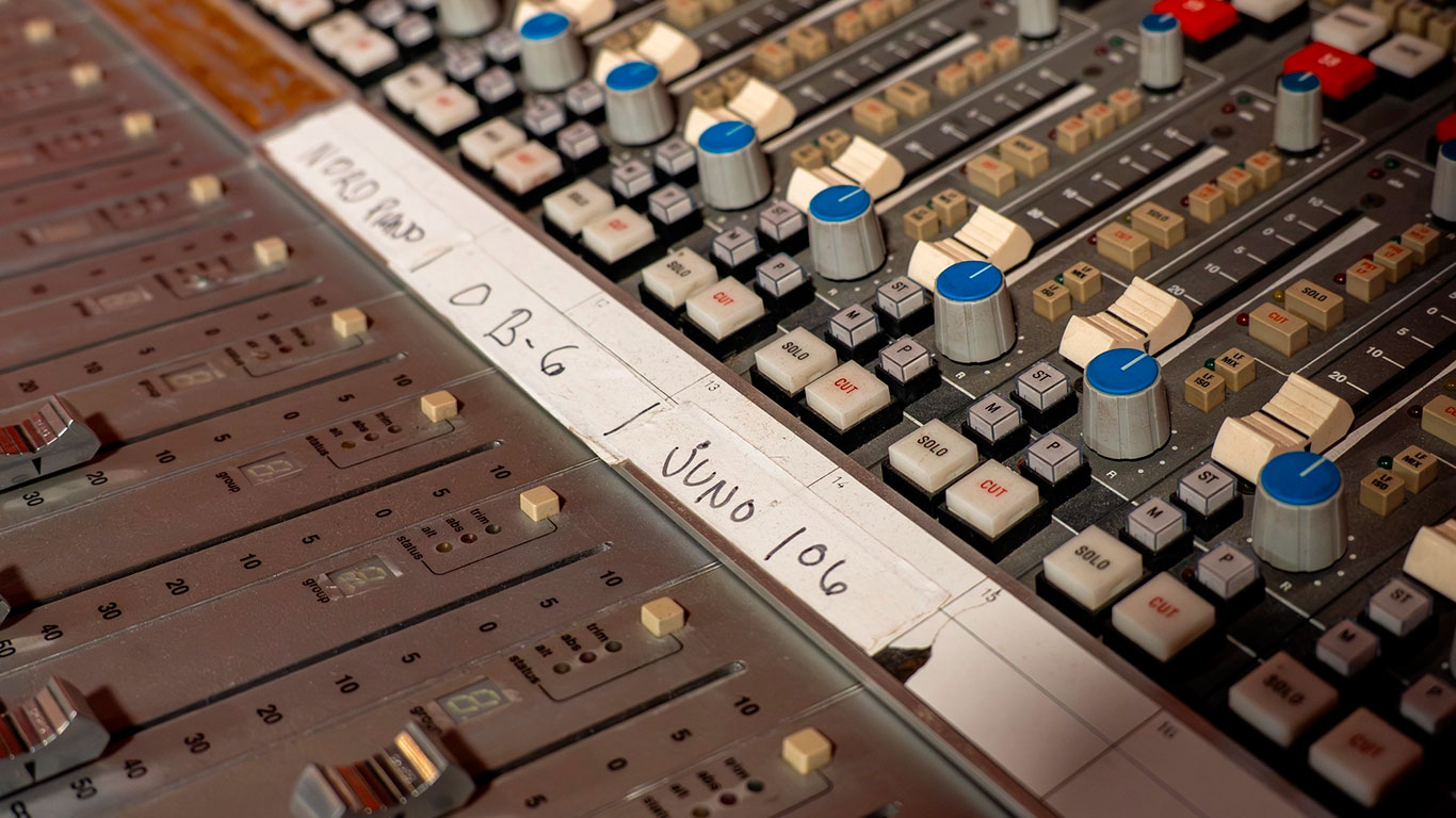Консоль SSL 4000 G+ из студии Dr. Dre продали на аукционе — за «часть истории хип-хопа» отдали $165 000